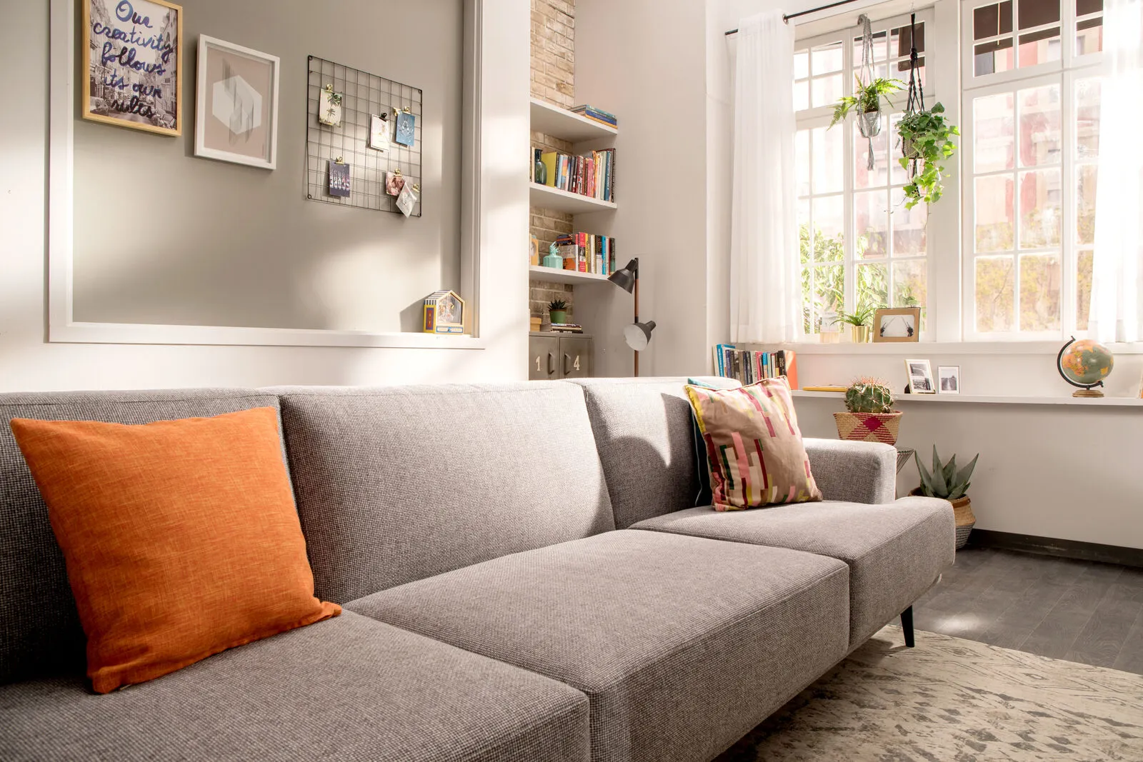 Una sala luminosa donde el mueble artesanal se vuelve hogar.
